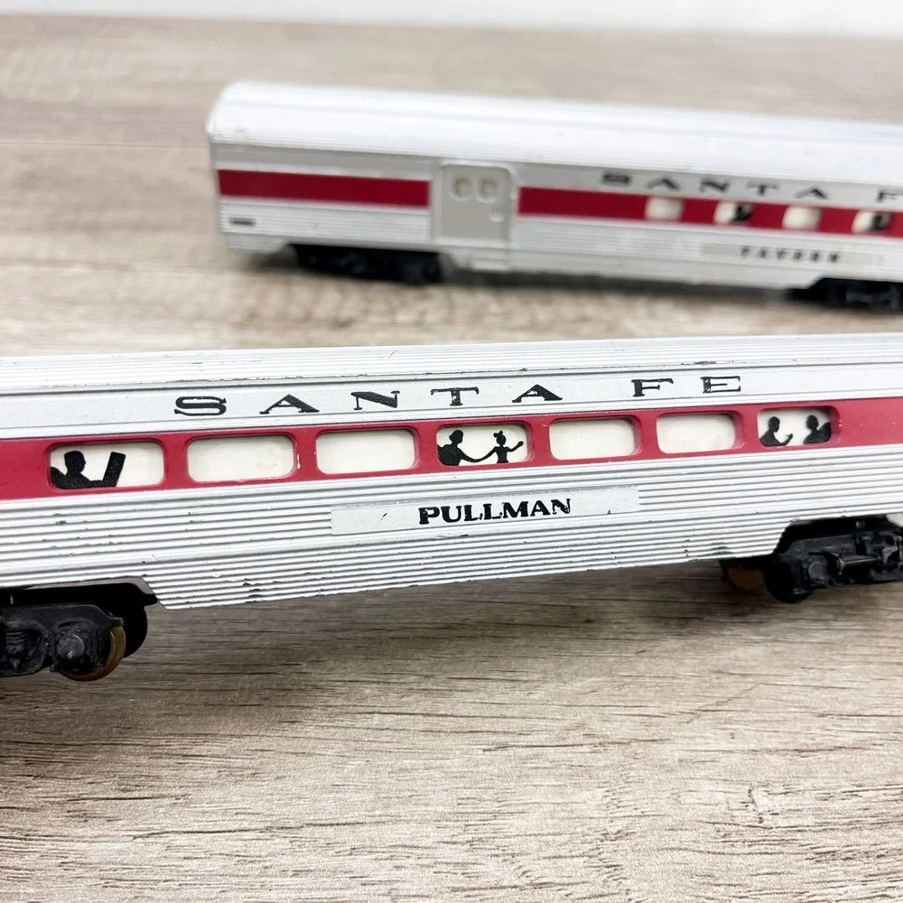 Pair of Tyco HO Gauge Santa Fe Red Stripe Passenger Cars Tavern & Pullman‎